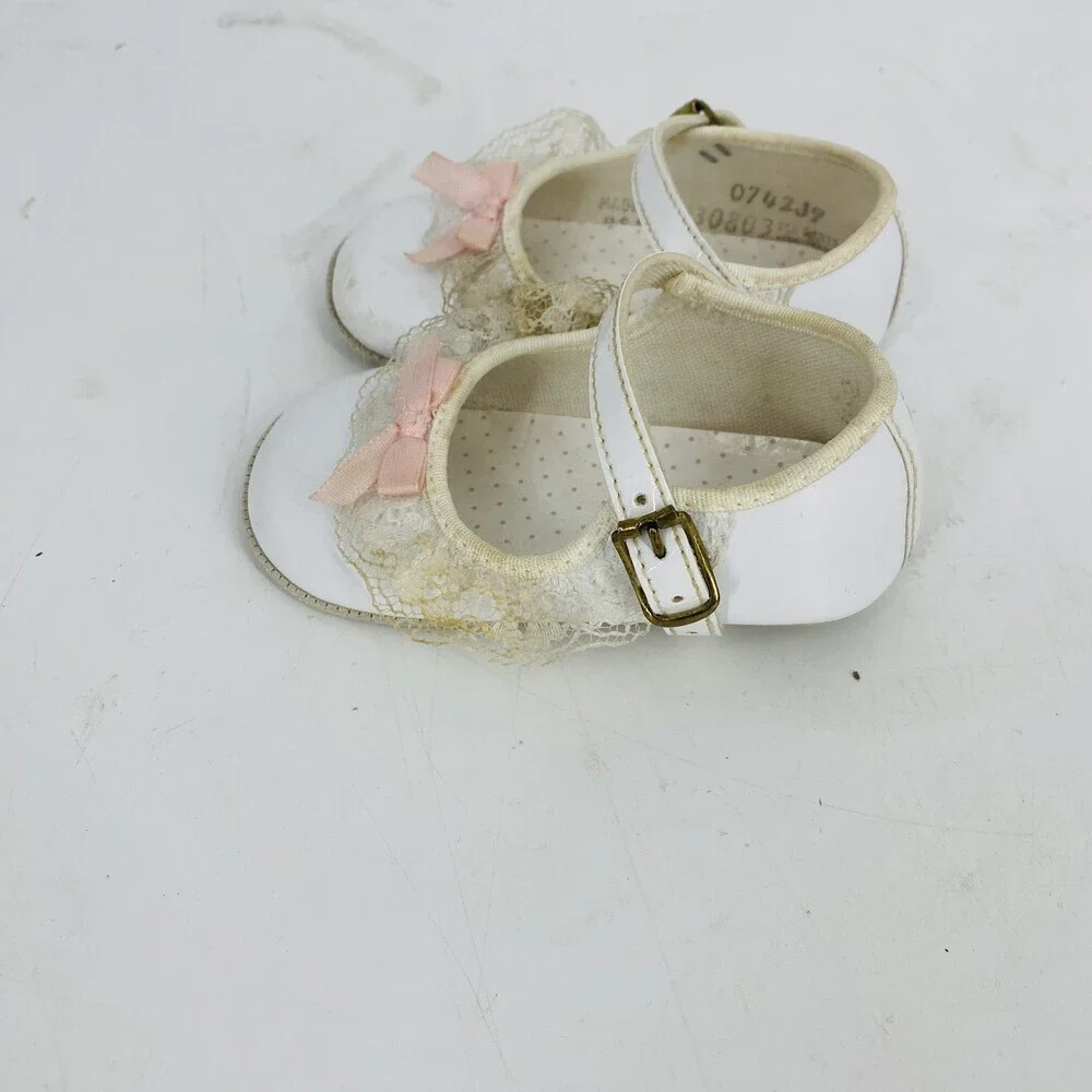 Vintage 1980's Made In USA White Lace Baby Shoes Size 2 Mary Jane With Bows